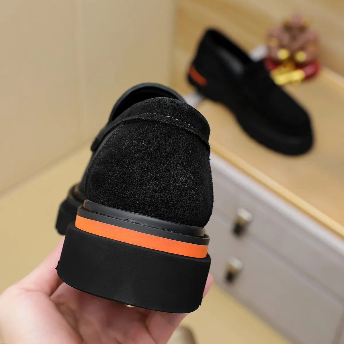 Men's shoes 💰660 💰 Louis Vuitton LV ® Autumn and Winter 🆕 models 🔛Full shoe counter First layer cowhide, 🐂Leather lined casual shoes for men, super soft outsole, essential for driving. Counter synchronization Original first layer cowhide Completely 1:1 mold customization 🌹Top version, 2 colors available! Number: 38-45 (37.46. Customized)
